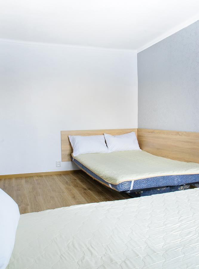 Scandinavian Poltava Apartments With 2 Rooms, 3 Beds 1 Sofa Bagian luar foto